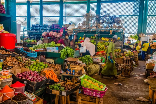 Image de :Construction des kiosques au marché de Morétan